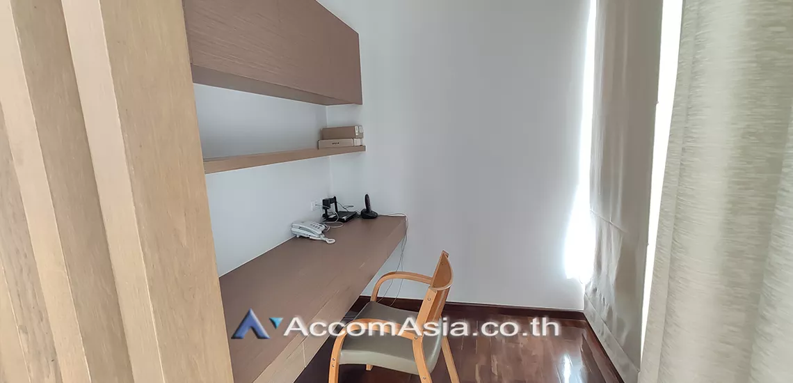  3 Bedrooms  Apartment For Rent in Sukhumvit, Bangkok  near BTS Phrom Phong (AA14420)