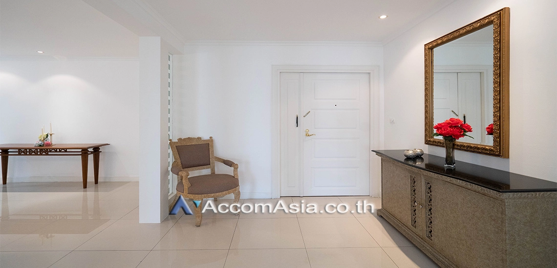 Pet friendly |  3 Bedrooms  Condominium For Rent in Sukhumvit, Bangkok  near BTS Nana (AA14512)