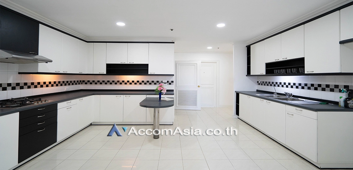 Pet friendly |  3 Bedrooms  Condominium For Rent in Sukhumvit, Bangkok  near BTS Nana (AA14512)