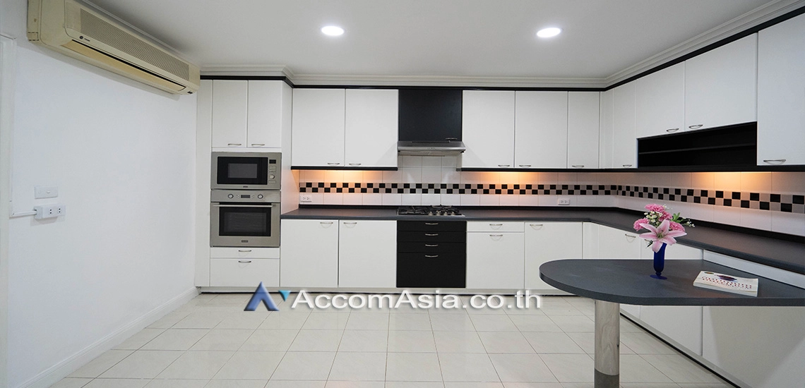 Pet friendly |  3 Bedrooms  Condominium For Rent in Sukhumvit, Bangkok  near BTS Nana (AA14512)