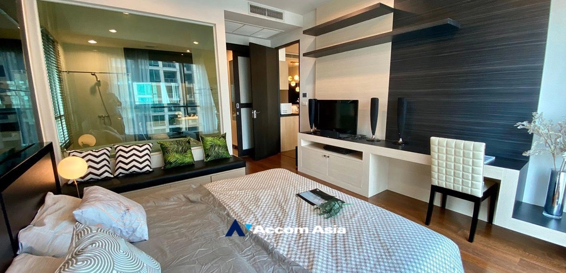  2 Bedrooms  Condominium For Rent in Ploenchit, Bangkok  near BTS Chitlom (AA14535)