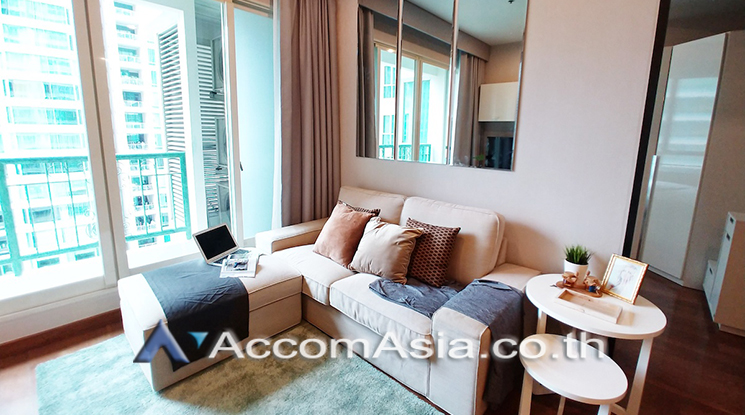  2 Bedrooms  Condominium For Rent in Ploenchit, Bangkok  near BTS Chitlom (AA14537)