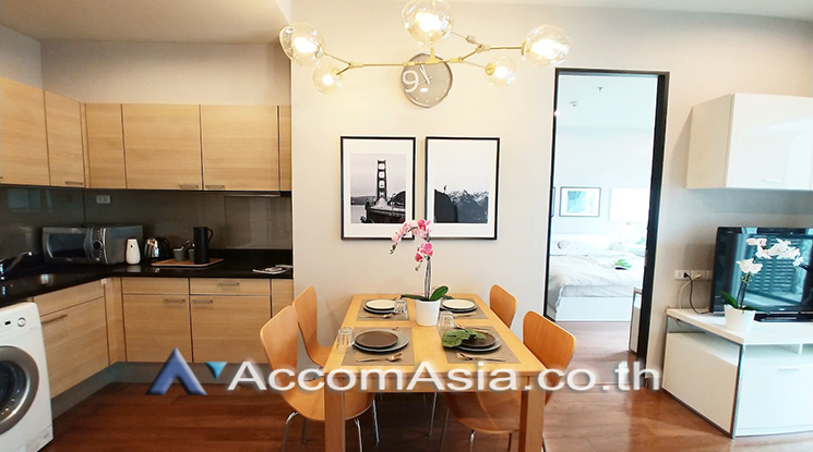  2 Bedrooms  Condominium For Rent in Ploenchit, Bangkok  near BTS Chitlom (AA14537)