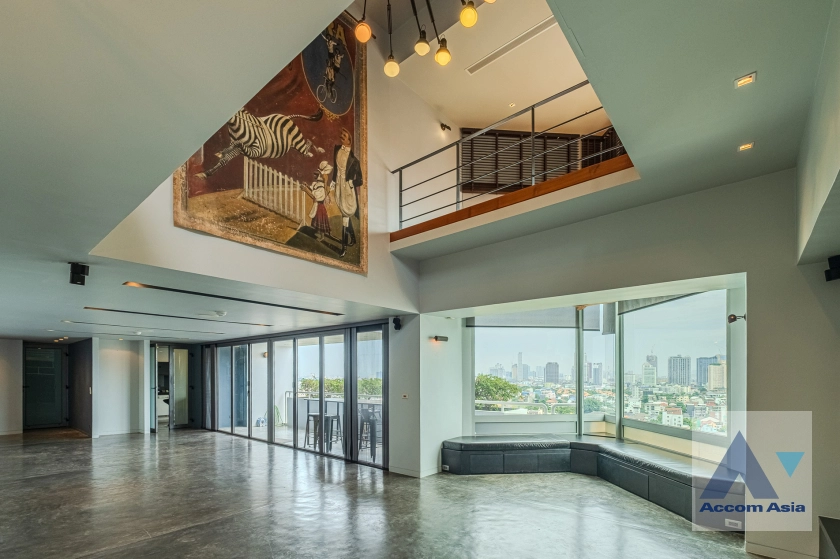 Duplex Condo |  4 Bedrooms  Condominium For Rent in Sukhumvit, Bangkok  near BTS Ekkamai (AA14937)
