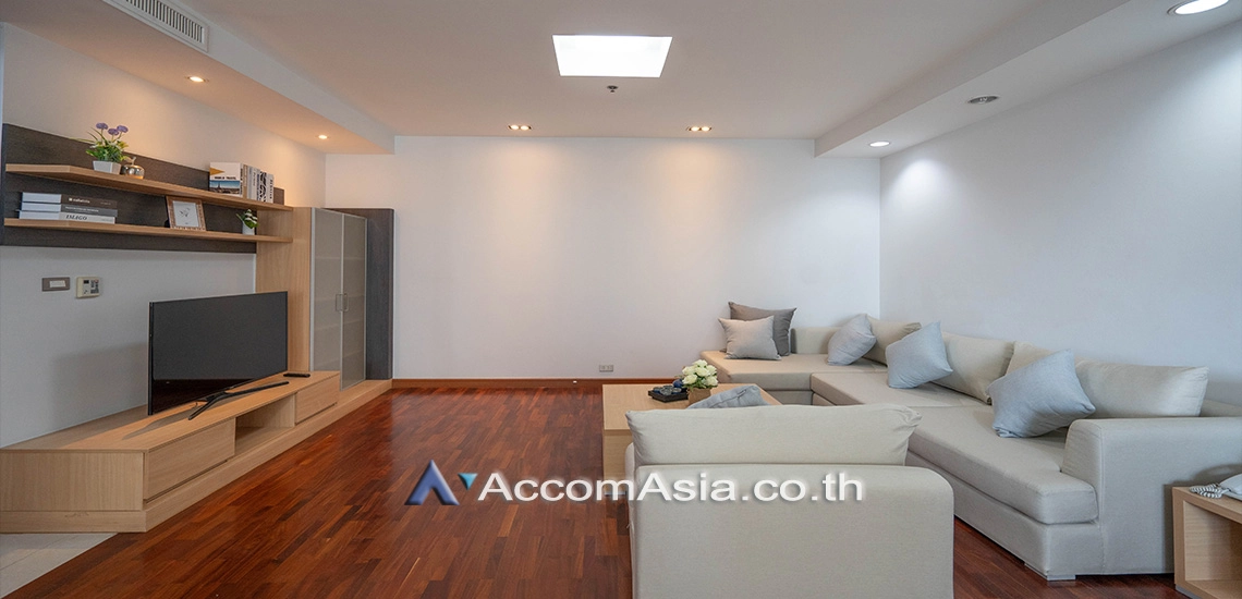 3 Bedrooms  Apartment For Rent in Sukhumvit, Bangkok  near BTS Phrom Phong (AA15019)