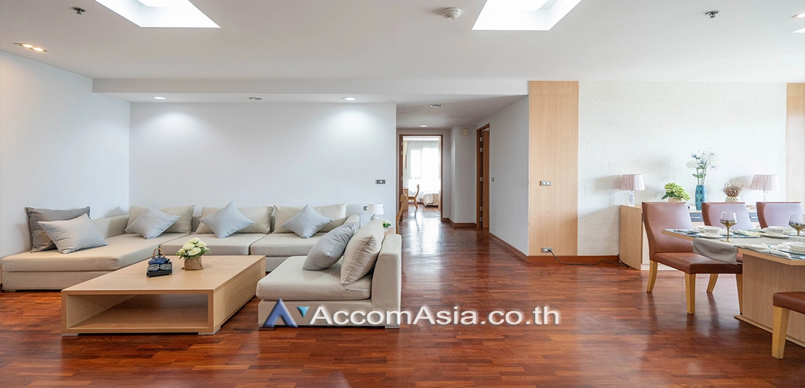  3 Bedrooms  Apartment For Rent in Sukhumvit, Bangkok  near BTS Phrom Phong (AA15019)