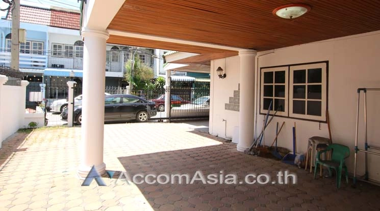 Home Office |  3 Bedrooms  House For Rent in Sukhumvit, Bangkok  near BTS Phra khanong (AA15384)