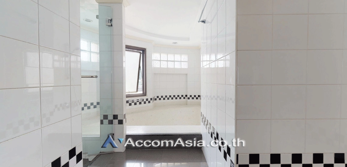 Pet friendly |  3 Bedrooms  Condominium For Rent & Sale in Sukhumvit, Bangkok  near BTS Nana (AA15711)