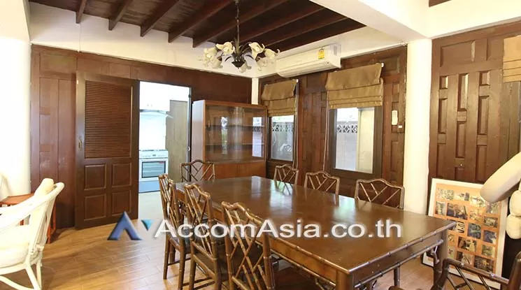  3 Bedrooms  House For Rent in Sukhumvit, Bangkok  near BTS Thong Lo (AA15769)