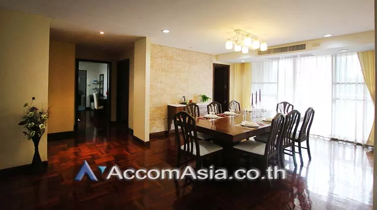  3 Bedrooms  Apartment For Rent in Sukhumvit, Bangkok  near BTS Phrom Phong (AA16183)