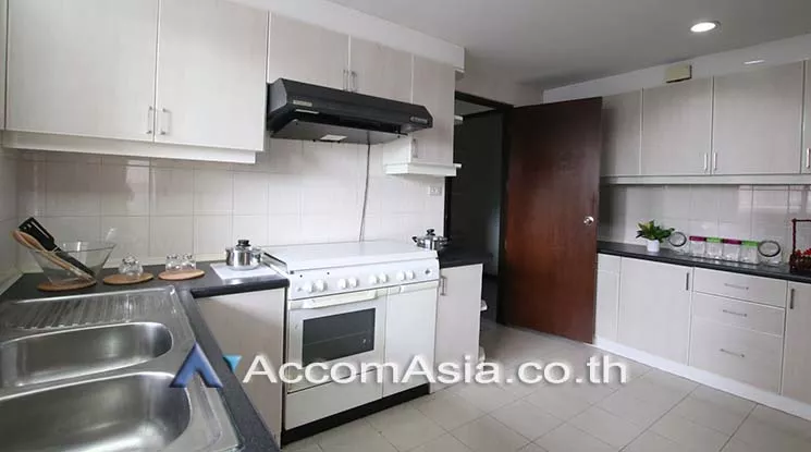  3 Bedrooms  Apartment For Rent in Sukhumvit, Bangkok  near BTS Phrom Phong (AA16183)