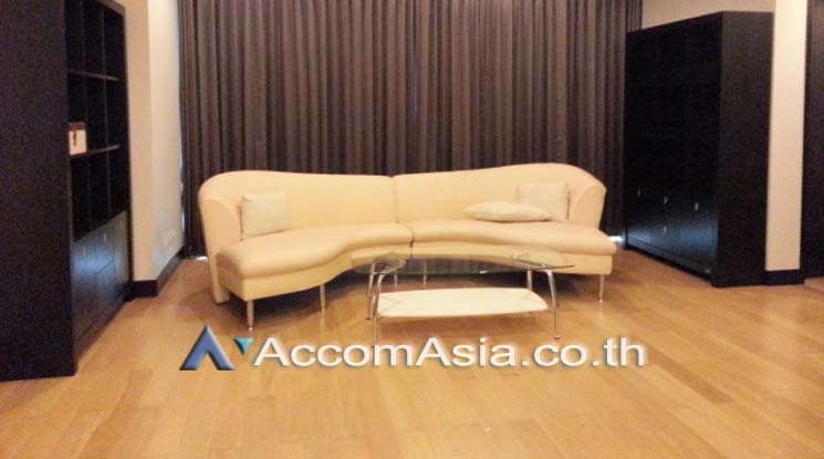  2 Bedrooms  Condominium For Rent in Ploenchit, Bangkok  near BTS Chitlom (AA16238)