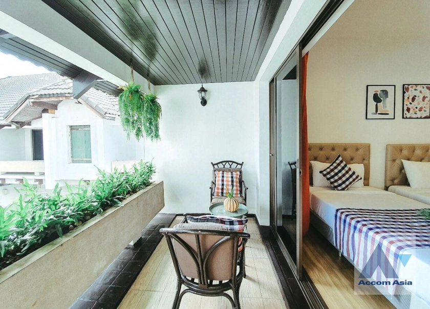  3 Bedrooms  Townhouse For Rent & Sale in Sukhumvit, Bangkok  near BTS Thong Lo (AA16702)