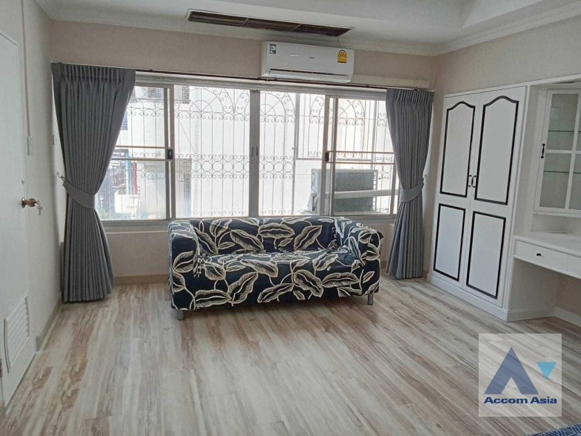 Pet friendly |  4 Bedrooms  Condominium For Rent in Sukhumvit, Bangkok  near BTS Nana (AA16720)