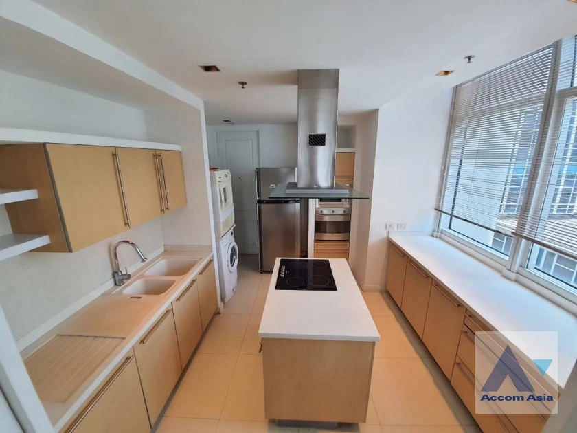 Fully Furnished |  3 Bedrooms  Condominium For Rent in Ploenchit, Bangkok  near BTS Ploenchit (AA16792)