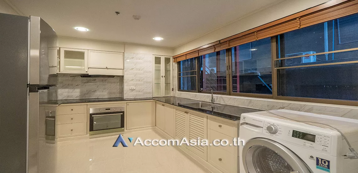  2 Bedrooms  Apartment For Rent in Sukhumvit, Bangkok  near BTS Phrom Phong (AA17021)