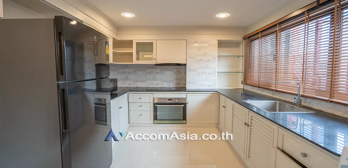 Big Balcony |  3 Bedrooms  Apartment For Rent in Sukhumvit, Bangkok  near BTS Phrom Phong (AA17023)