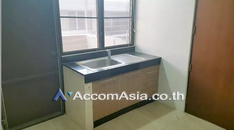  3 Bedrooms  Apartment For Rent in Sukhumvit, Bangkok  near BTS Phrom Phong (AA17191)