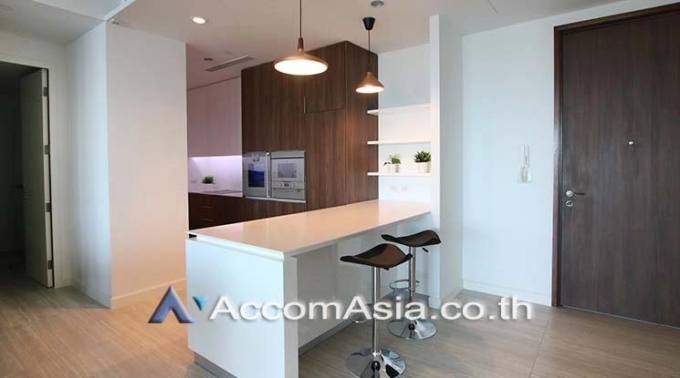  2 Bedrooms  Condominium For Rent in Ploenchit, Bangkok  near BTS Ratchadamri (AA17219)