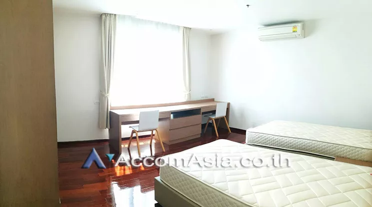  3 Bedrooms  Apartment For Rent in Sukhumvit, Bangkok  near BTS Phrom Phong (AA17303)