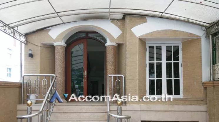 Home Office |  5 Bedrooms  Townhouse For Rent in Dusit, Bangkok  near BTS Surasak (AA17368)