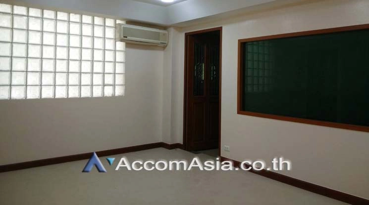 8  5 br Townhouse For Rent in charoenkrung ,Bangkok BTS Surasak AA17368