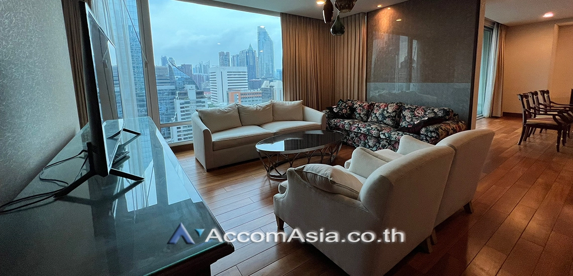  3 Bedrooms  Condominium For Rent in Ploenchit, Bangkok  near BTS Chitlom (AA17468)