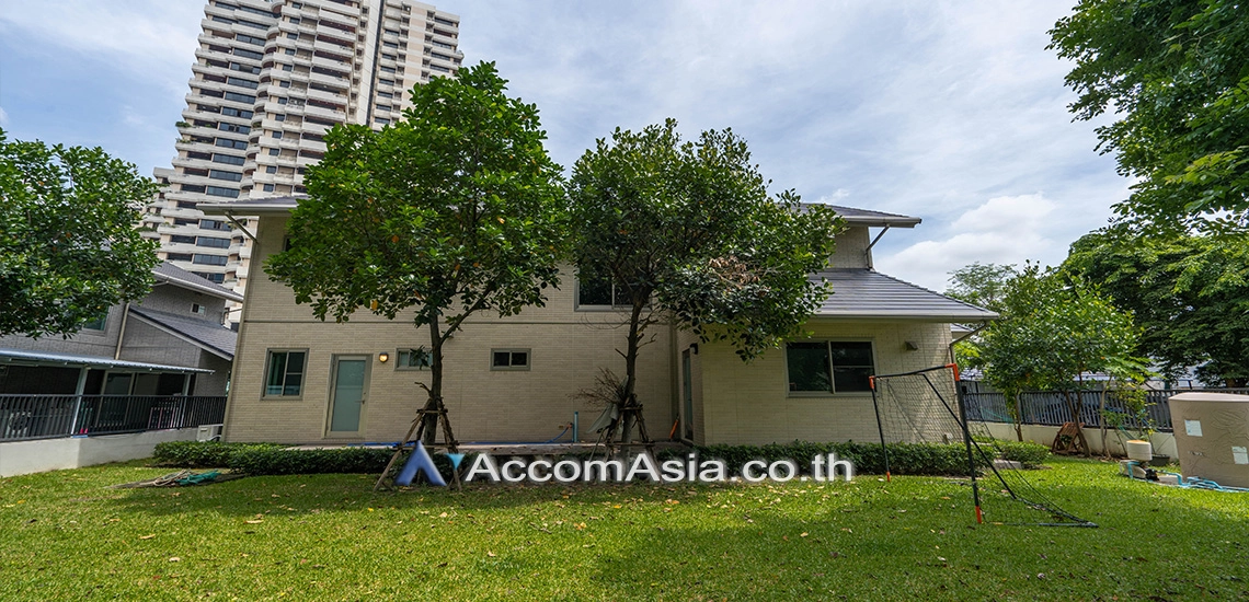  4 Bedrooms  House For Rent in Sukhumvit, Bangkok  near BTS Phrom Phong (AA17761)