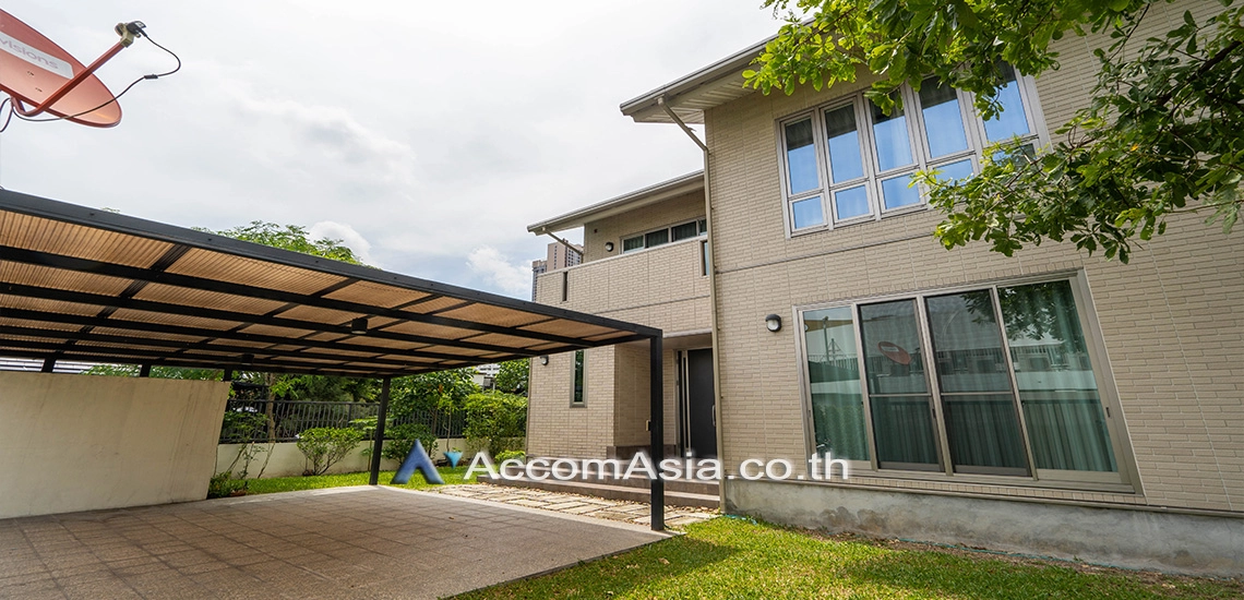  4 Bedrooms  House For Rent in Sukhumvit, Bangkok  near BTS Phrom Phong (AA17761)
