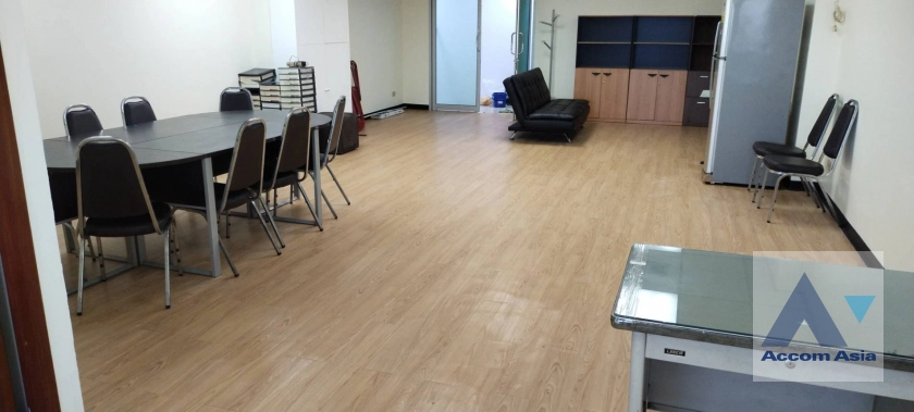  Office space For Rent in Sukhumvit, Bangkok  near BTS Ekkamai (AA17785)