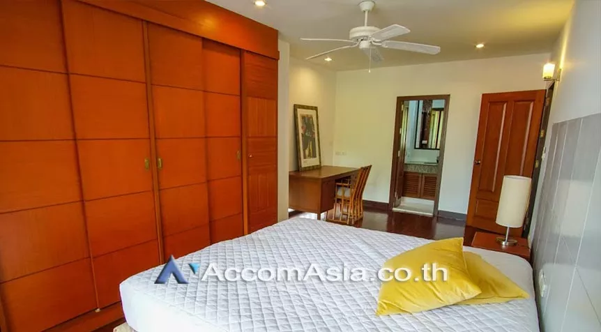  3 Bedrooms  Apartment For Rent in Sukhumvit, Bangkok  near BTS Phrom Phong (AA17856)