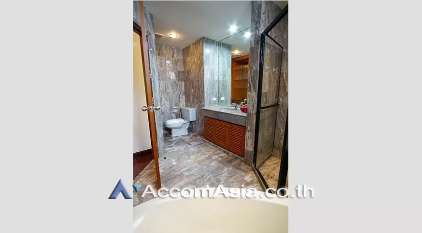  3 Bedrooms  Apartment For Rent in Sukhumvit, Bangkok  near BTS Phrom Phong (AA17856)