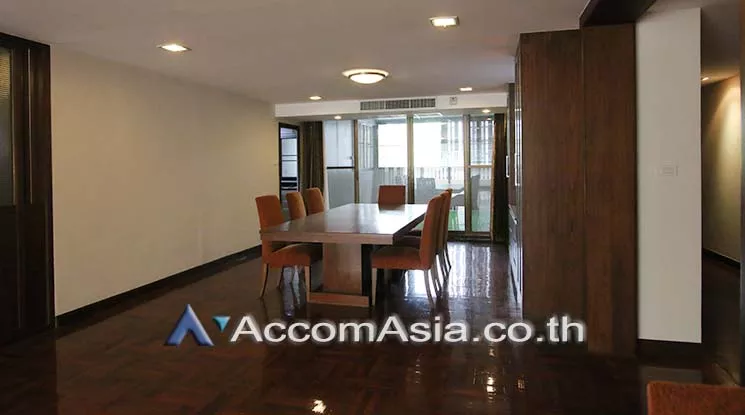  4 Bedrooms  Apartment For Rent in Sukhumvit, Bangkok  near BTS Phrom Phong (AA17975)