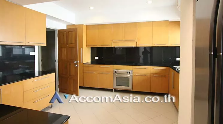  3 Bedrooms  Apartment For Rent in Sukhumvit, Bangkok  near BTS Phrom Phong (AA17976)