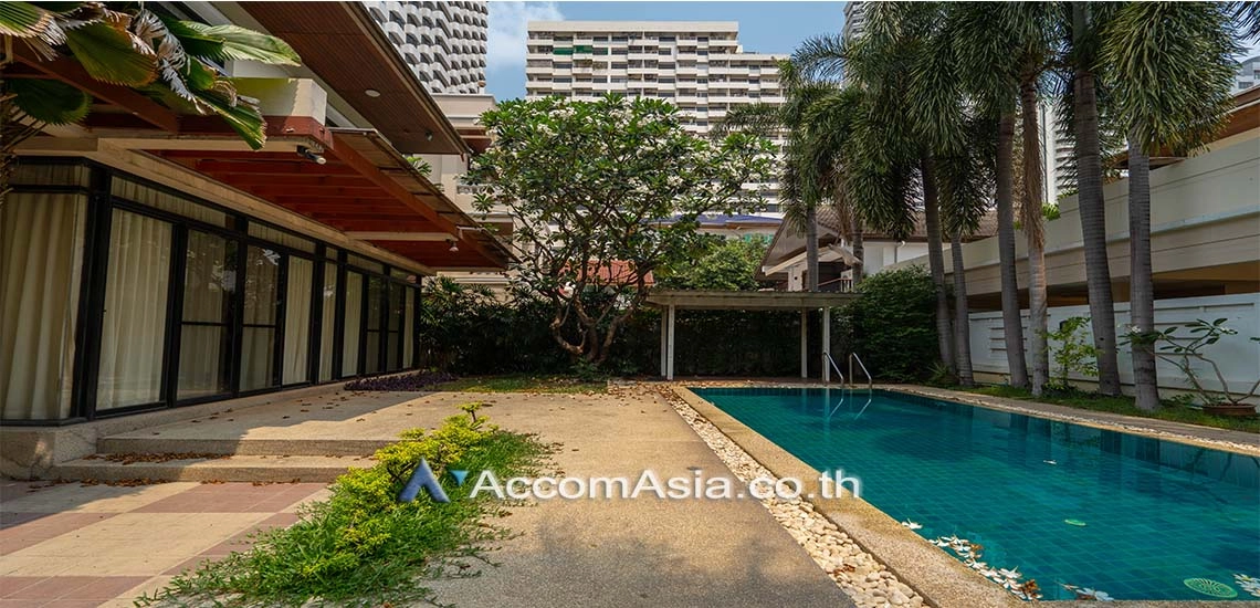 Private Swimming Pool |  3 Bedrooms  House For Rent in Sukhumvit, Bangkok  near BTS Nana (AA18011)