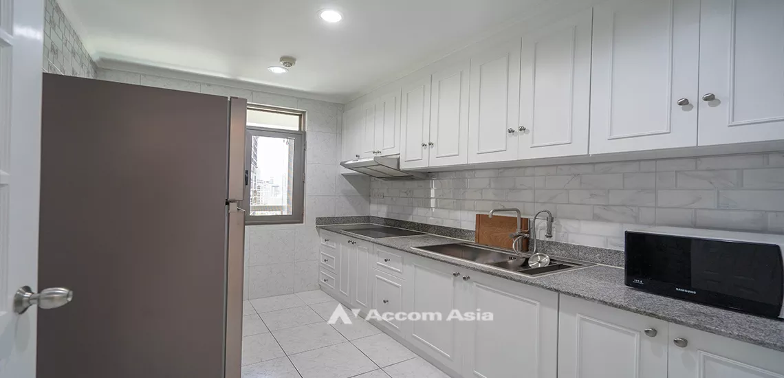  3 Bedrooms  Condominium For Rent in Sukhumvit, Bangkok  near BTS Phrom Phong (AA18235)