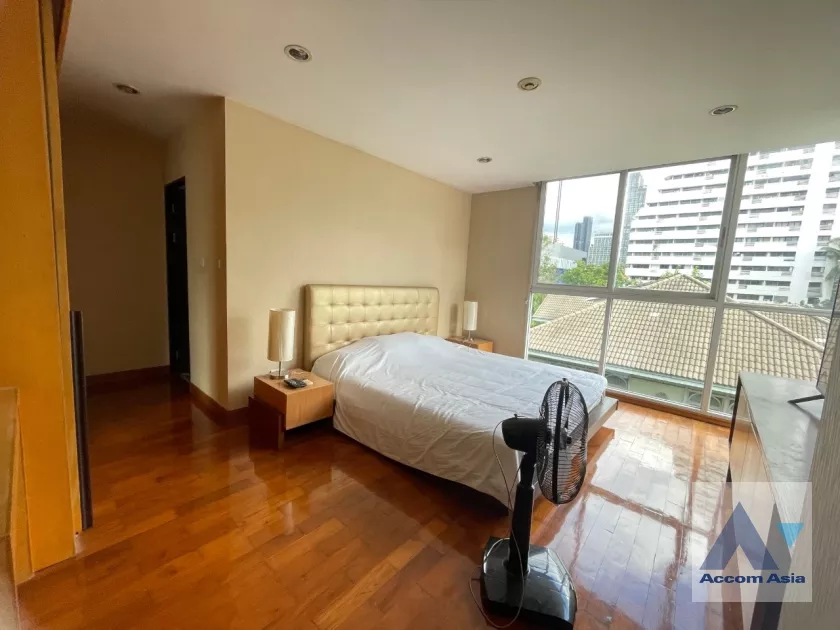  3 Bedrooms  Condominium For Rent in Sukhumvit, Bangkok  near BTS Asok - MRT Sukhumvit (AA18639)