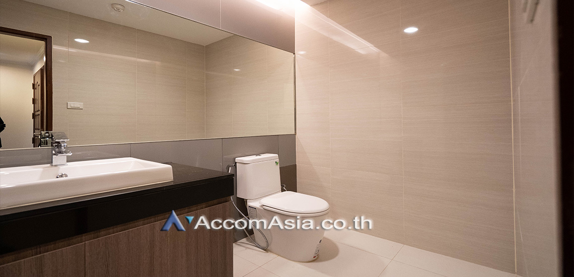  2 Bedrooms  Apartment For Rent in Ploenchit, Bangkok  near BTS Ploenchit (AA18846)