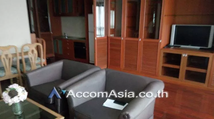  2 Bedrooms  Condominium For Rent in Ploenchit, Bangkok  near BTS Chitlom (AA18913)