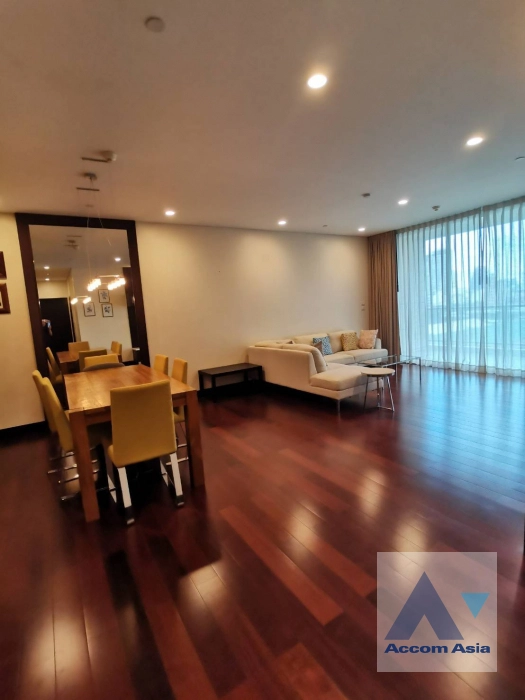  2 Bedrooms  Condominium For Rent in Ploenchit, Bangkok  near BTS Chitlom (AA18978)