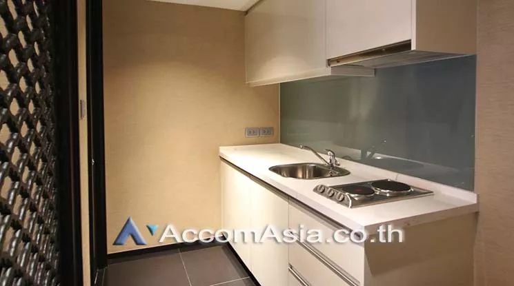  1 Bedroom  Condominium For Sale in Ploenchit, Bangkok  near BTS Ratchadamri (AA18983)