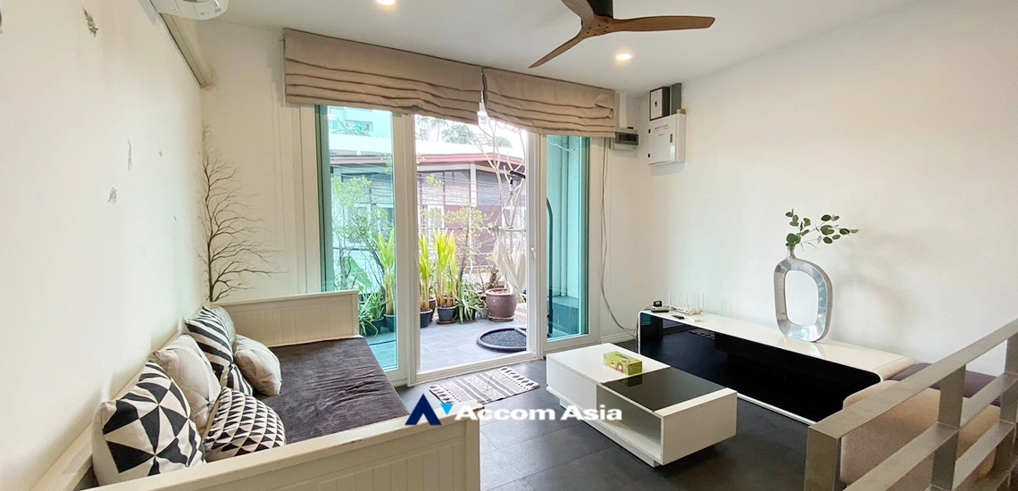 12  3 br Townhouse for rent and sale in Sukhumvit ,Bangkok BTS Ekkamai AA19225