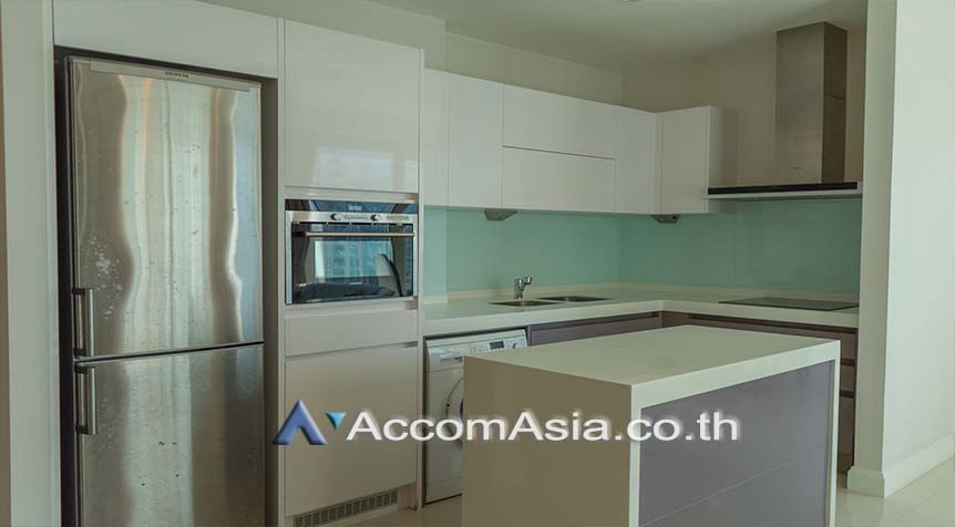  2 Bedrooms  Condominium For Rent in Ploenchit, Bangkok  near BTS Chitlom (AA19308)