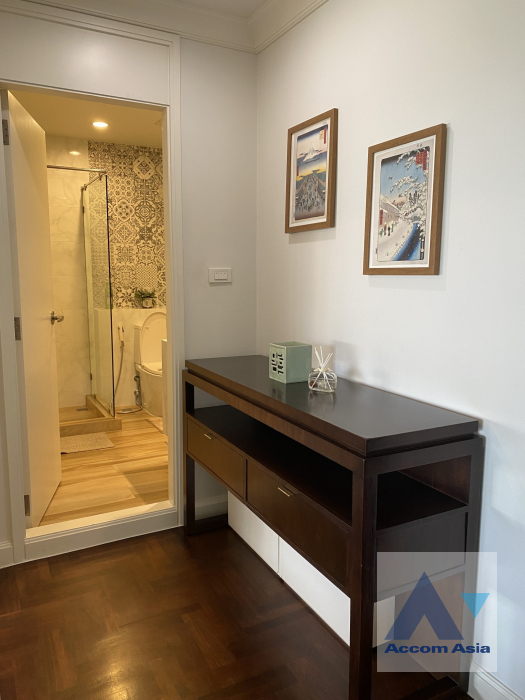  2 Bedrooms  Condominium For Rent in Sathorn, Bangkok  near MRT Khlong Toei (10293)