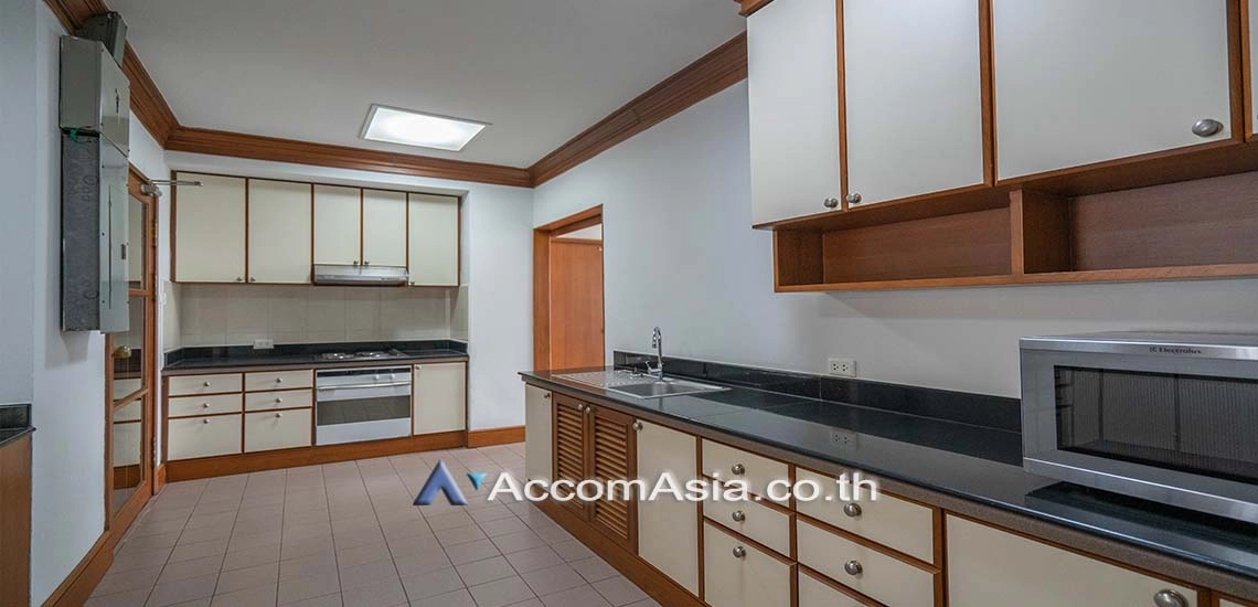  4 Bedrooms  Apartment For Rent in Sukhumvit, Bangkok  near BTS Phrom Phong (10301)