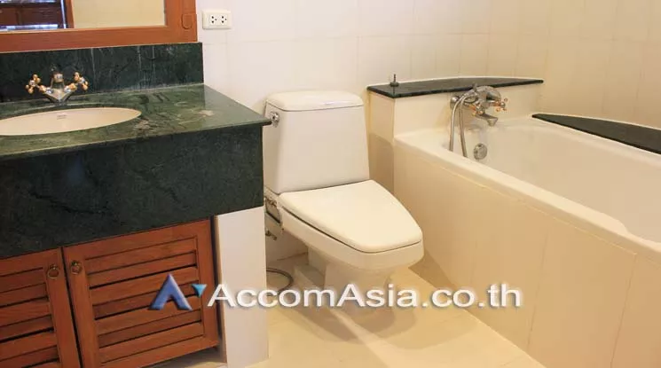 Pet friendly |  3 Bedrooms  Apartment For Rent in Sukhumvit, Bangkok  near BTS Phrom Phong (AA20342)