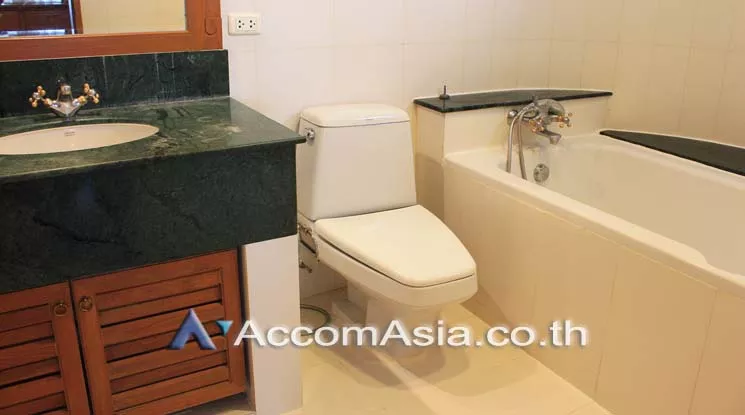  3 Bedrooms  Apartment For Rent in Sukhumvit, Bangkok  near BTS Phrom Phong (AA20343)