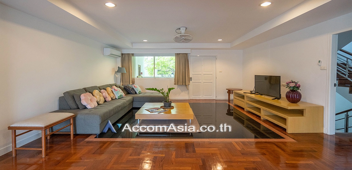 5 Bedrooms  Townhouse For Rent in Sathorn, Bangkok  near BTS Chong Nonsi (AA20501)