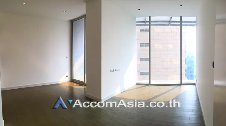  1 Bedroom  Condominium For Sale in Ploenchit, Bangkok  near BTS Ratchadamri (AA20695)