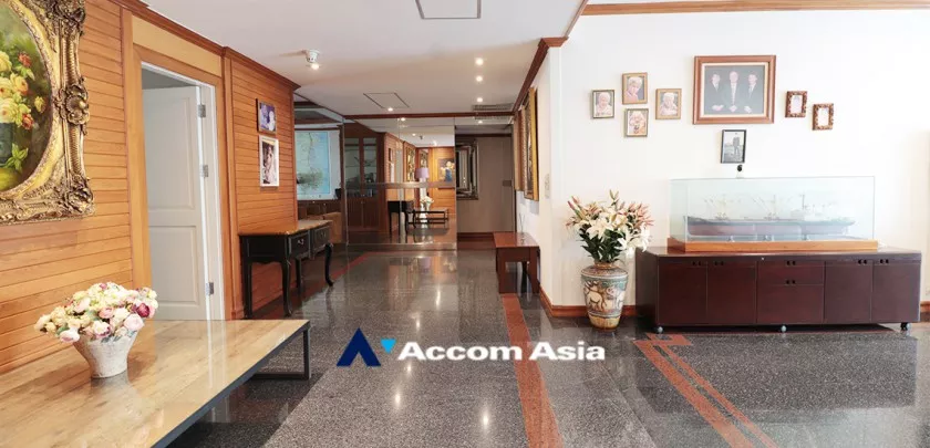  3 Bedrooms  Condominium For Sale in Ploenchit, Bangkok  near BTS Chitlom (AA20846)